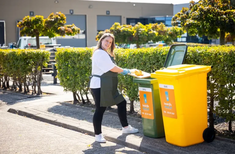 Afvalresten worden weggegooid in een swill container