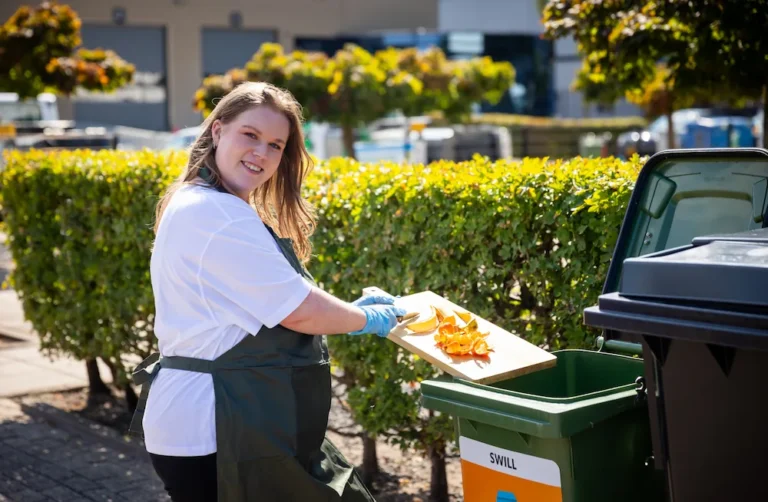 Etensresten worden weggegooid in een swill container