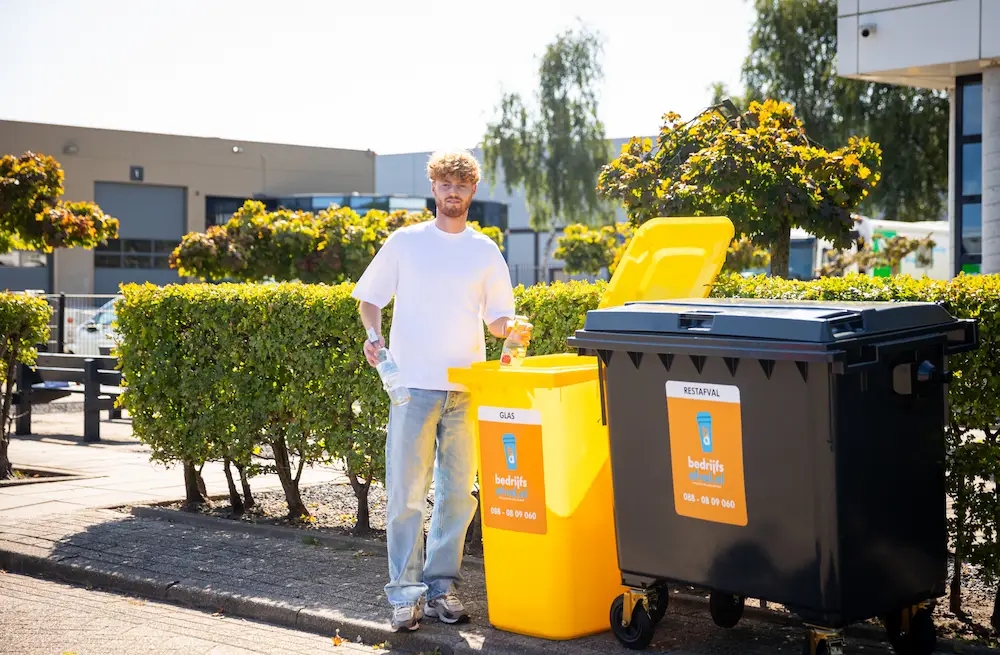 Glaswerk wordt in de glascontainer weggegooid