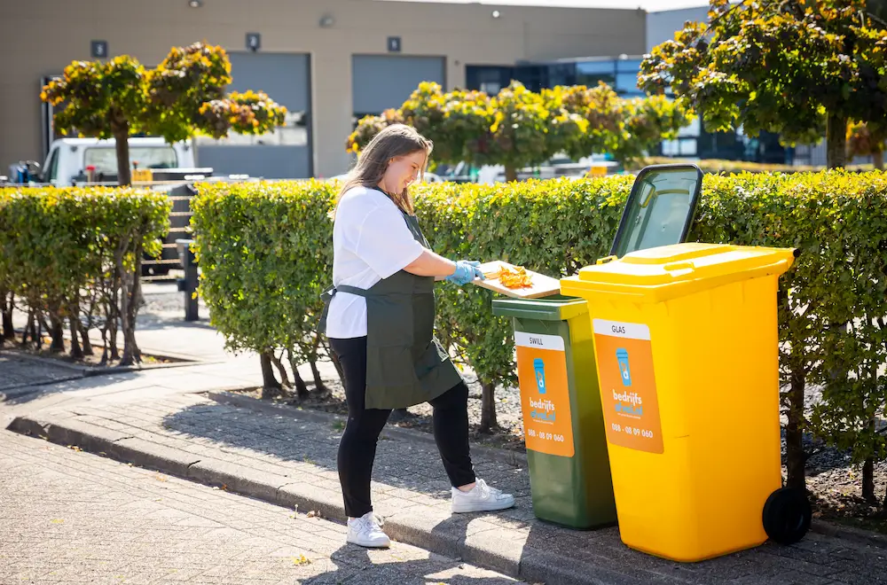 Organische afvalresten worden in de swill container weggegooid