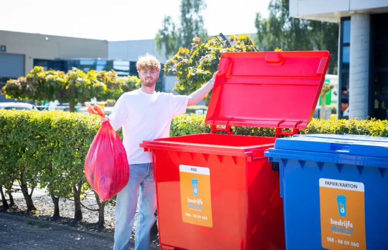 PMD afval wordt weggegooid in de PMD container