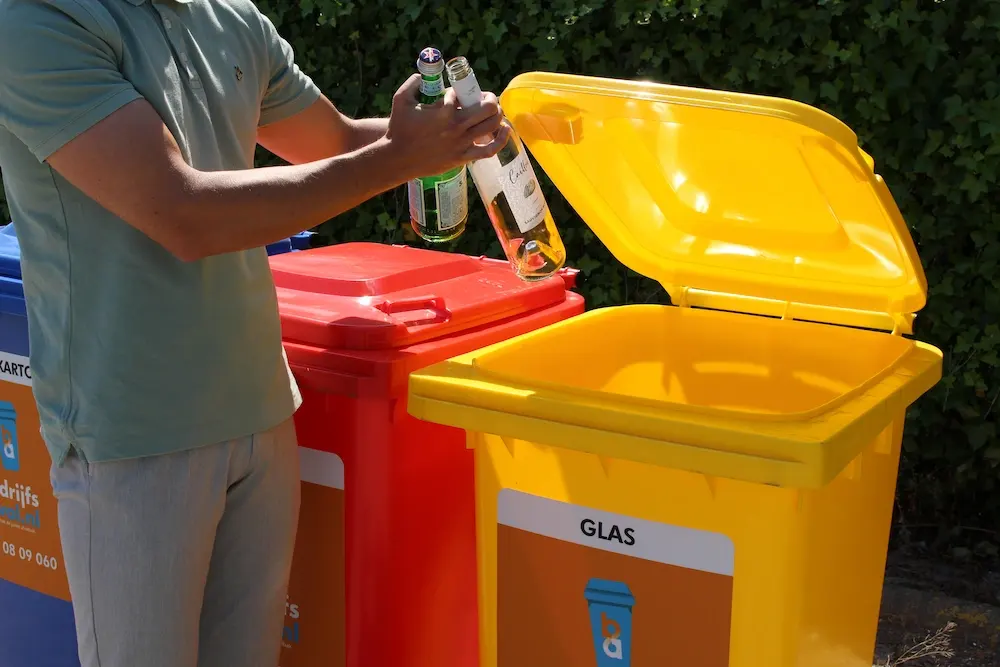 Glas afval dat wordt weggegooid in glascontainer buiten