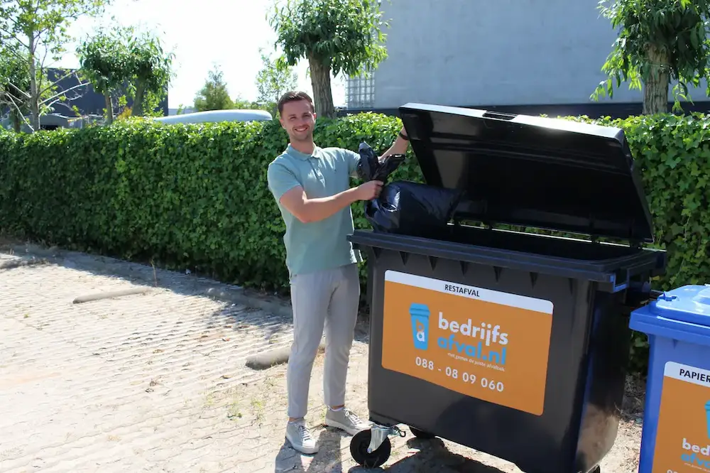 Restafval wordt weggegooid in een restafval container