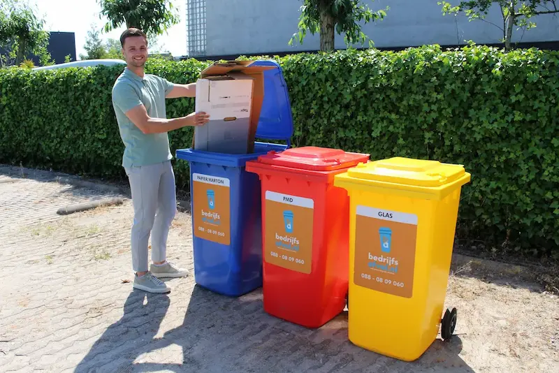 verschillende-afvalcontainers-voor-containerverhuur buiten